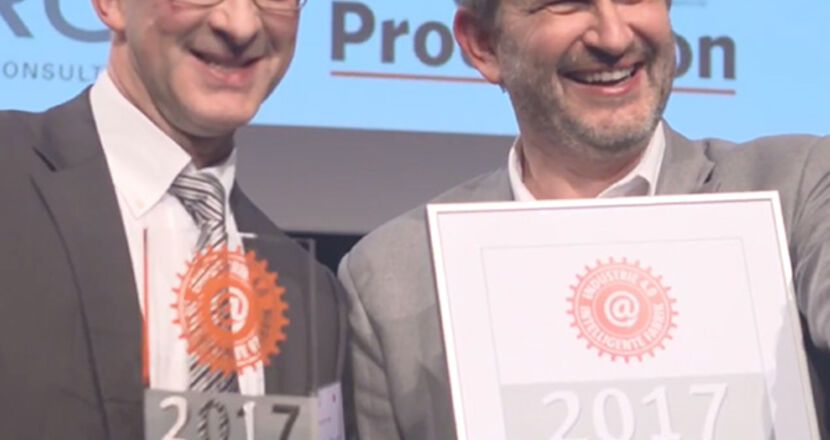 Bild von zwei Maenner mt Pokal und Urkunde des ROI Industrie 4.0 Award