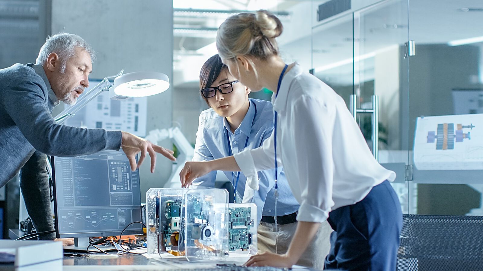 Teamarbeit in einem Büro an einem technischen Produkt