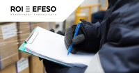 Mitarbeiter mit Checkliste ROI-EFESO Branchenexpertise Food Compliance Paradigm