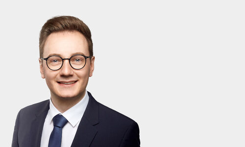 Portraitfoto von Erll Alexander vor grauem Hintergrund