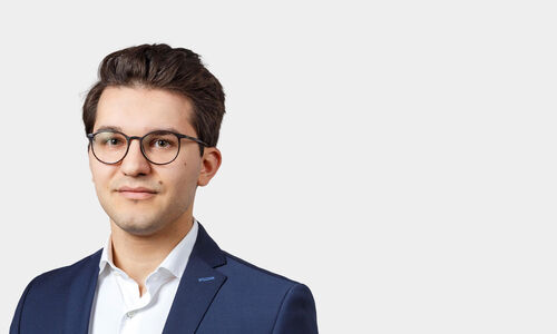 Portraitfoto von Peters Marco vor grauem Hintergrund