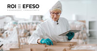 Mitarbeiterin steriler Raum und Anzug, Tablet ROI-EFESO Branchenexpertise Personalized Complexity