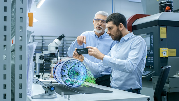 Zwei Ingenieure arbeiten mit AR-Technologie an einer Turbine.