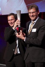 Bild von zwei Männern die den Industrie Award 4.0 in den Händen halten